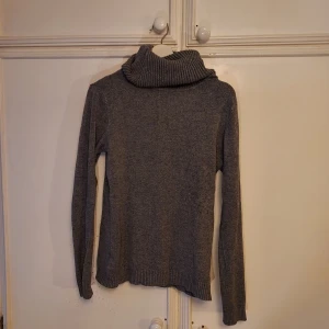 Turtleneck kofta - Grå turtuneck, lite nopprig, står inget märke eller st, tror köpt Chelsea och gissar st M/L  