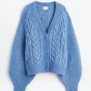 Kabelstickad kofta  - Kabelstickad kofta från Hm i super fin blå färg. Som ny. Ordinariepris 499.