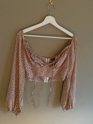 Topp från Shein - Tunn, lätt topp från Shein. Storlek Small.