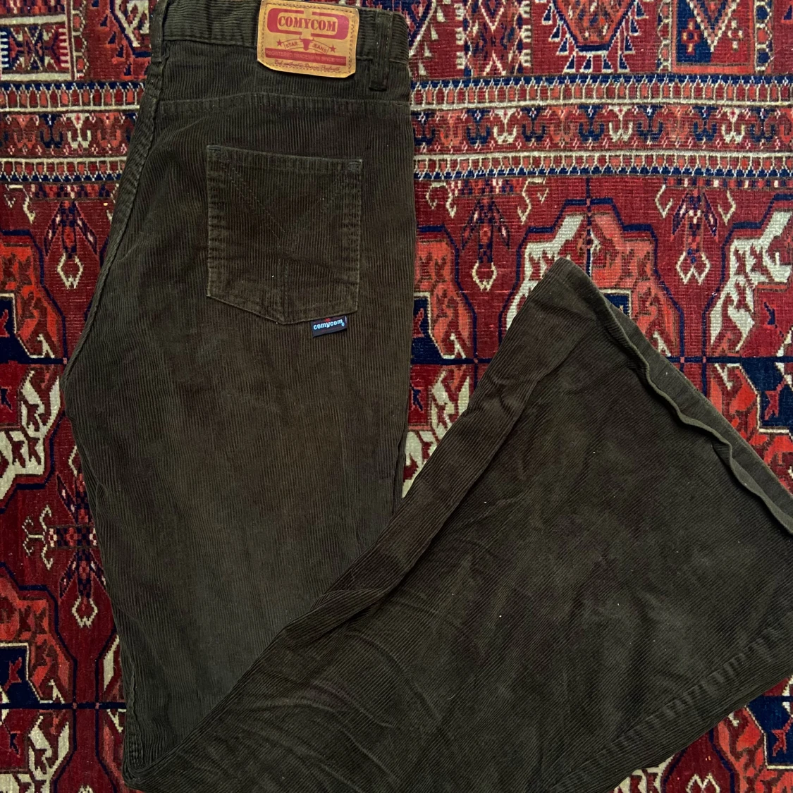 Utsvängda manchesterjeans