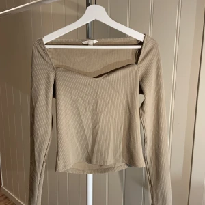 Långärmad uringad tröja - En fin beige tröja från H&M i nyskick! (Skulle kunna passa någon i S också)