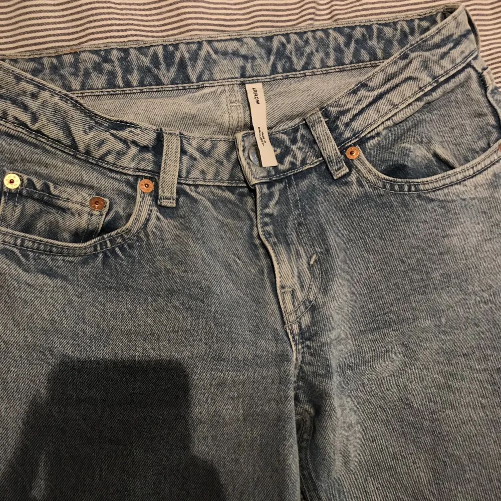 Low Arrow Weekday jeans i storlek 26/34, de är väldigt långa och jag är ca 1,64. Sitter jättefint och är i bra skick. Säljer pga för mycket jeans🩷. Jeans & Byxor.