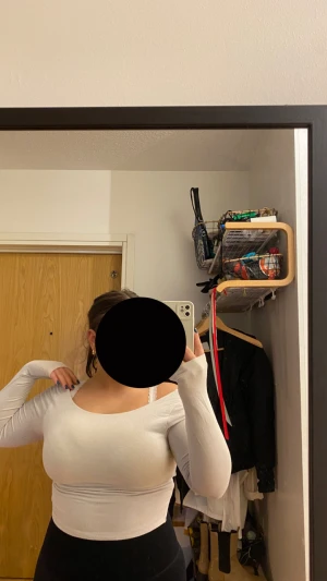 Din vit tröja med öppen rygg - Tröjan är väl andvänd men i bra skick därav det billiga priset 