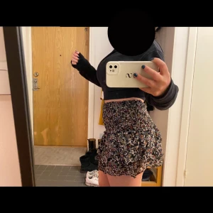 Jätte fin zara kjol - Den är i bra skick har dock klippt bort inne byxorna men den är inte för kort och man visar inget