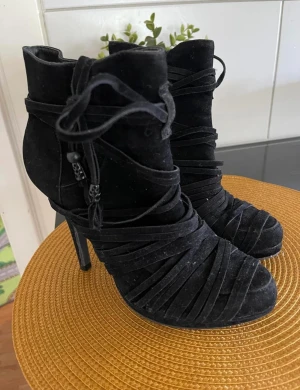 stövlar - Stövlar storlek 38 knapp använd.   kommer från djur o rökfritt hem 