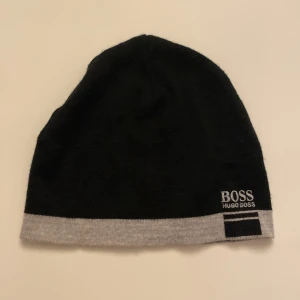 Hugo Boss Mössa  - Hej säljer nu min Hugo Boss mössa som är använd endast ett fåtal gånger fick den i present för några år tillbaka men vill ej ha den längre 