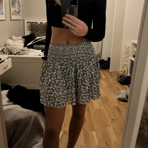 Kjol - Säljer min kjol från Shein pga att jag inte använder den. Kjolen är oanvänd. Köparen får stå för frakten.