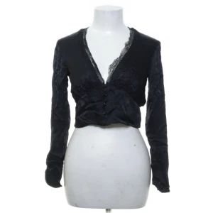 Svart topp - Jättefin svart topp köpt från sellpy som tyvärr var för liten för mig :( Inga skador 