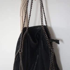 Kedjeväska  - Fin väska som rymmer massor, superfin och passar till allt, säljs pågrund av att den inte används längre, Stella McCartney liknade väskaa