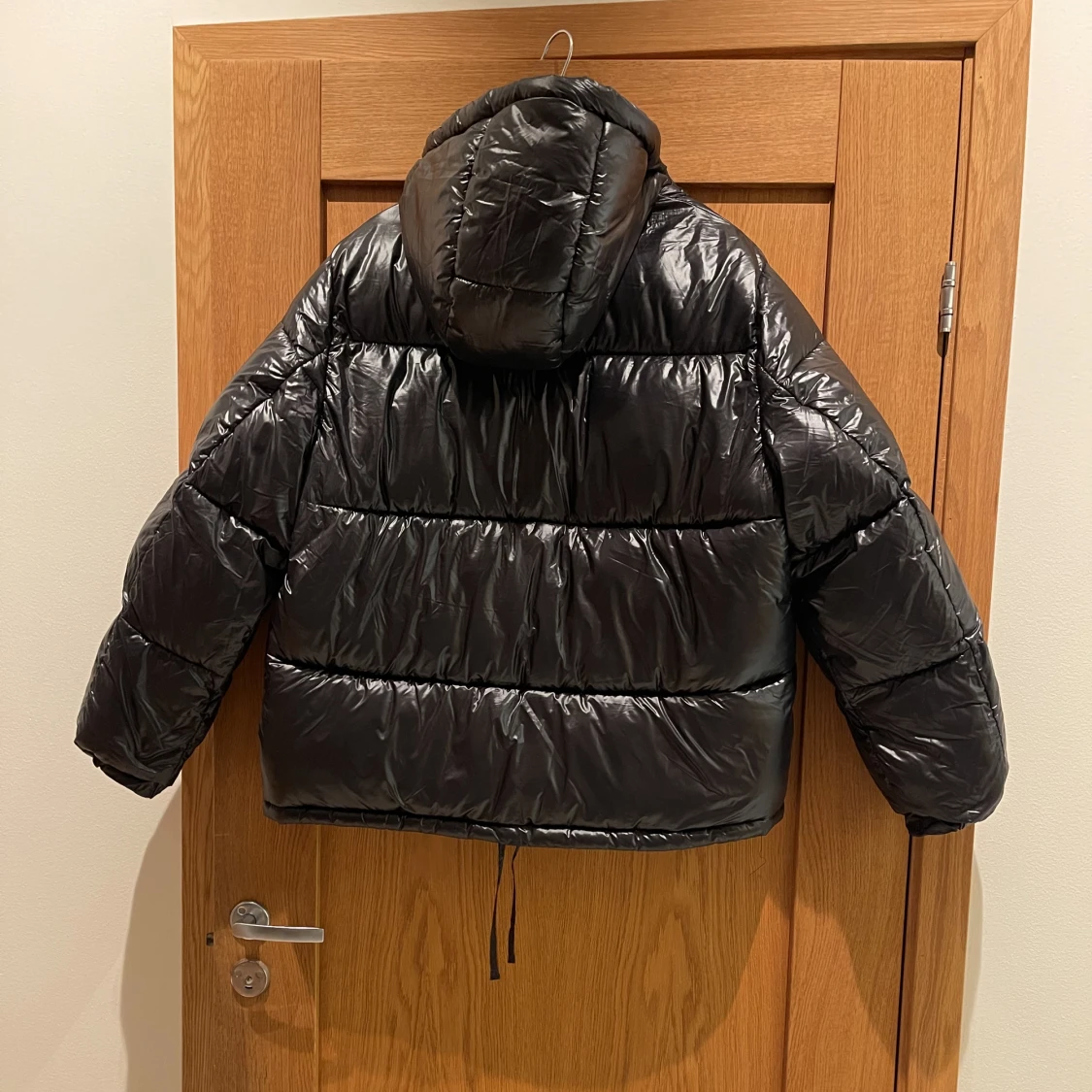 Svart puffer jacka  - 91