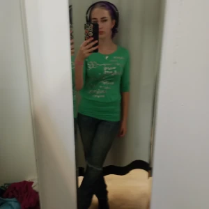 Hello kitty - En tröja med hello kitty, skön, använder inte mycket. Köpte Second hand 