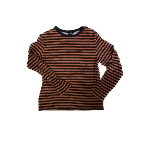 Randig långärmad  - Snygg brun och svart randig tröja från monki! Den är i storlek S