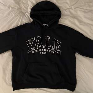 Yale-hoodie i mörkblå. Nyskick. Storlek L, sitter snyggt oversize på mig som vanligtvis har S 