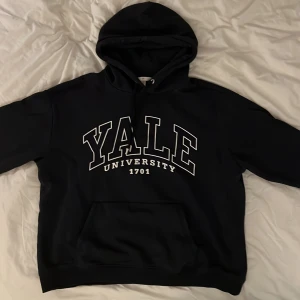 Hoodie med tryck - Yale-hoodie i mörkblå. Nyskick. Storlek L, sitter snyggt oversize på mig som vanligtvis har S 