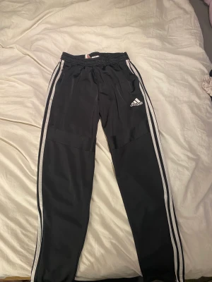 Adidas byxor  - Adidas byxor i storlek S. Använts flitigt men inte med stor synlighet. 