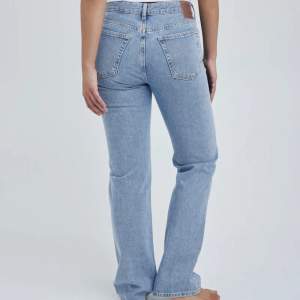 Low straight jeans från bikbok som är sjukt snygga, men för tighta för mig🤍 Använda endast en gång! 