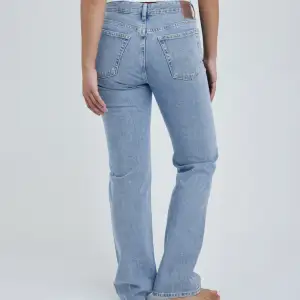 Low straight jeans från bikbok som är sjukt snygga, men för tighta för mig🤍 Använda endast en gång! 