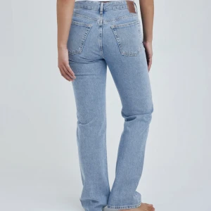 Low straight jeans  - Low straight jeans från bikbok som är sjukt snygga, men för tighta för mig🤍 Använda endast en gång! 