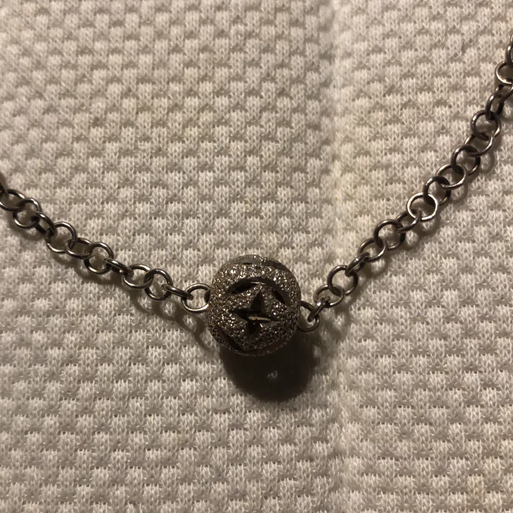 SÄÄÄ vackert halsband med en glittrig silver detalj â€ïž Riktigt unikt och definitionen av stockholmsstil. SĂ€ljs pga resning đ. Asusteet.