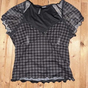 Söt topp från hm - Säljer en jättesöt topp då den inte kommer till användning. Den kan bli lite genomskinlig i vissa ljus och är i nyskick. Den har ett skönt och stretchigt material som sitter väldigt bra. Frakt ingår i priset! 💕💕