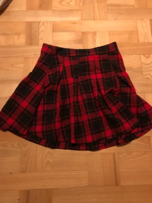 Rutig kjol🫶🏻 - En jätte fin röd rutig kjol, med en dragkedja på sidan💗kontakta gärna innan köp:)