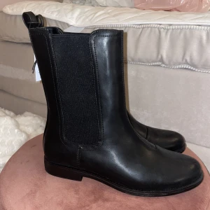 Svarat boots!  - Dom är i en ganska smal modell längst ut på skon och är ALDRIG använda med prislapp kvar. Det är en väldigt liten klack på skon (porto tillkommer) 