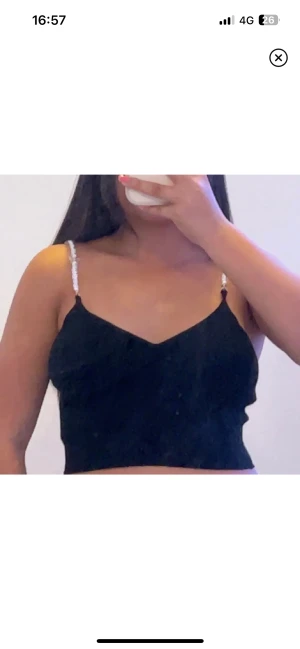 Topp med pärlor - Supersöt svart topp med pärlor i nyskick!🤍(Prislapp kvar) Passar stl xxs-m.