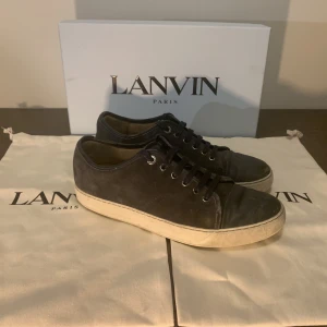 Lanvin skor - Säljer dessa Lanvin skor, och i köp ingår original box och två originaldustbags. Skorna i relativt okej skick. Mycket väl använda men finns liv kvar i dem. Tyvärr finns det två små hål i undersulan, men hålen kan enkelt lagas. 