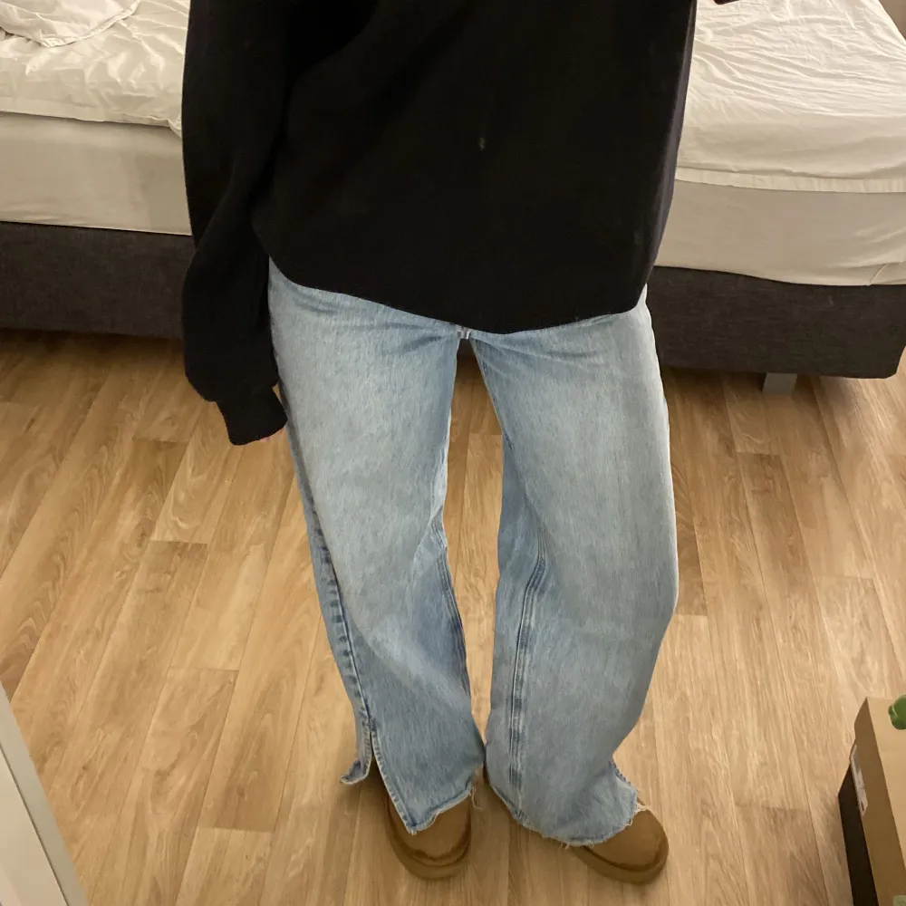 Super fina jeans från NA-KD som har en slits nere på byxkanten. Dem är högmidjade och sitter fint på! På sista bilden finns det fläckar som kanske kan gå bort i tvätten. Men är osäker på det. Köparen står för frakten. Pris kan diskuteras🥰. Jeans & Byxor.