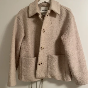 Jacka  - Vårjacka från Monki, använd, storlek XS men stor i storleken💓