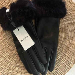 Fake skinn/päls vantar - Säljer nu dessa super fina fake skinn/päls vantar ifrån Pieces då de tyvärr inte kommer till användning🤍De är helt nya & oanvända, och köptes för 500 kr, men jag säljer dem för betydligt mindre vid snabbt köp!🤍