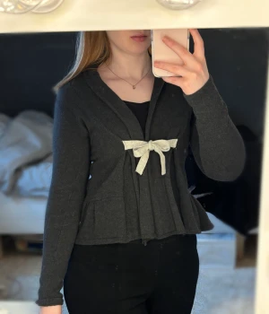 Grå Odd-Molly Kofta - Grå Odd-Molly kofta, storlek 0 (motsvarar XS). Endast använd få gånger och i väldigt fint skick 🌟Nypris ca 1200 kr