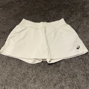 Tenniskjol från asics - Jättesnygg tenniskjol från Asics! Med både innerbyxa och fickor att ha tennisbollar i. Perfekt för tennis eller padelspelande😌