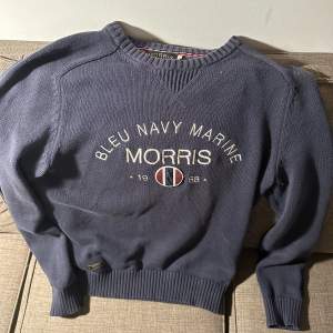 Stickad crewneck tröja från Morris, i storlek S, bra skick men använd