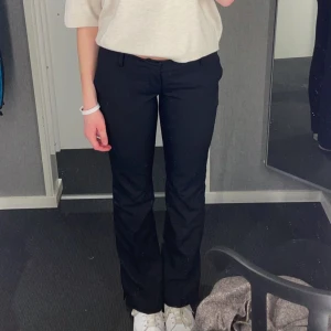 Lågmidjade kostymbyxor  - Lågmidjade kostymbyxor från bikbok, storlek 38💓