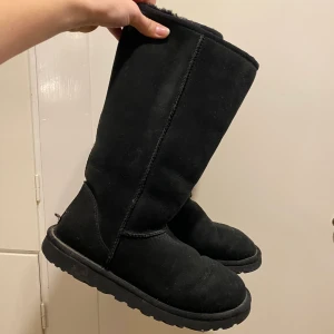 Svarta höga uggs - Super fint skick