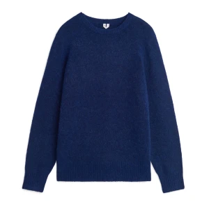  arket tröja, 100% Kashmir - Blå stickad arket tröja i 100% Kashmir   Strlk M men passar S bättre  Säljer pga för liten samt noll användning!🤗 (första bilden är ifrån arkets hemsida!) Inga skador eller märken finns på plagget!