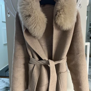 Beige kappa - Beige kappa i storlek Xs passar storlek S i bra skick använd 2 gånger, pris kan diskutera.