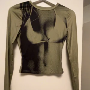 trendig tröja - har sett att dessa tröjor har trendat på senaste och nu har dom även höjt priserna på dem. Säljer båda tröjorna! En för 80 eller båda för 140💗💗