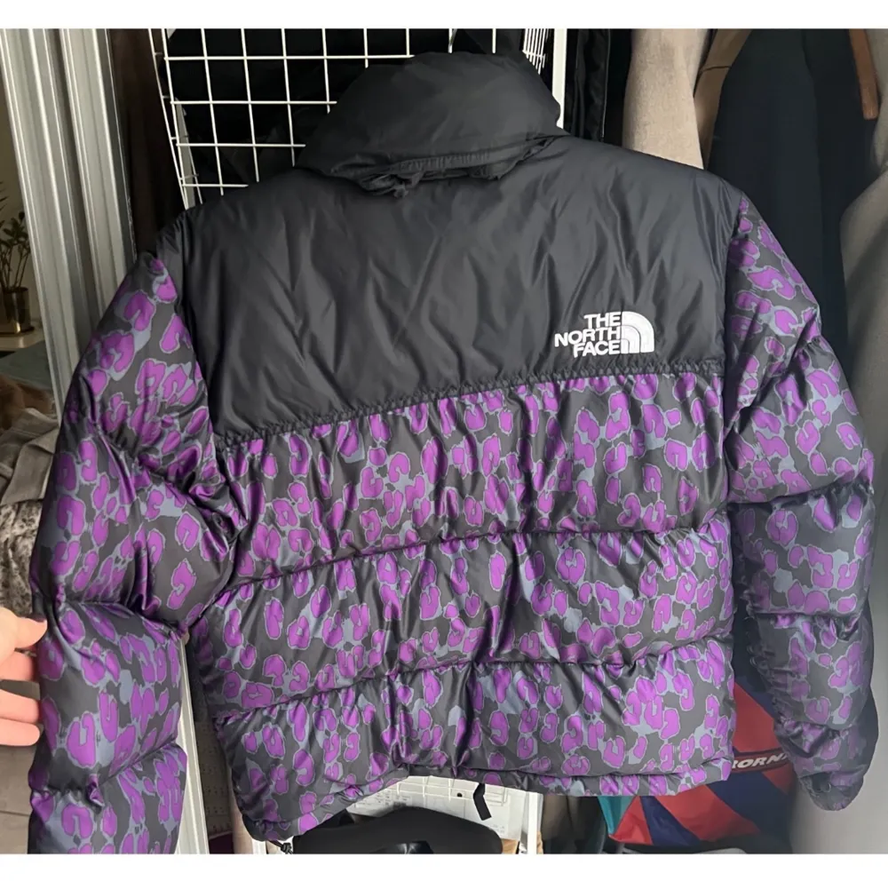 Begagnat I S I The North Face I Lila I Svart. Använd enbart någon gång. I nyskick, nypris 3300 sek.   Beskrivning: Den här The North Face 1996 Retro Nuptse Jacket kommer direkt från det Kalifornien-baserade märkets arkiv.. Jackor.