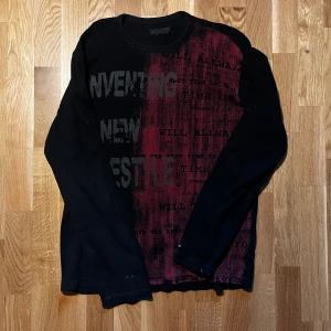 Alternativ tröja - Fin alternativ tröja! Har en liten fläck på ena armen (se bild 2)