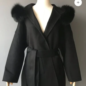 PÄLS KAPPA - Svart päls kappa köpt för 2500 förra vintern, fortfarande ny inga fel på den. 