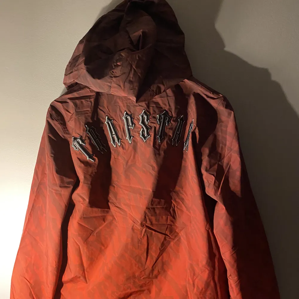 Trapstar Windbreaker storlek S. 10/10 skick. Skriv för frågor och funderingar :). Jackor.