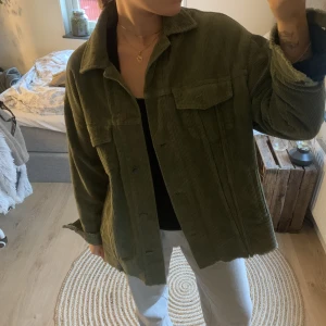 Grön jacka  - grön jacka i manchester från zara. använd fåtal gånger, fint skick 