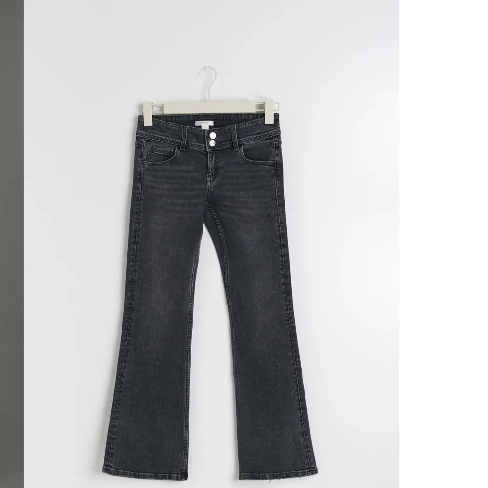 Lågmidjade jeans med coola fickor. Knappt använda och slutsålda i butik. . Jeans & Byxor.