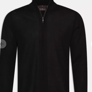 Oscar Jacobson full zip - Tja säljer nu denna Oscar Jacobson fullzipen i merino ull då den är lite liten för mig. Den är i storlek M men sitter mer som S/XS. Den kostar 1800kr ny pris men säljer för 500kr då jag inte kan använda den. Skriv för mer bilder då de är lånade. 2/3 lånad