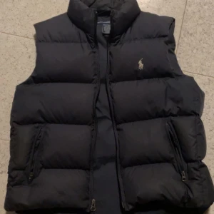 Ralph lauren väst - Ralph lauren väst storlek M. Nypris 4000 kr. I bra skick inga hål eller annat. Tveka inte att höra av dig vid minsta fundering! 