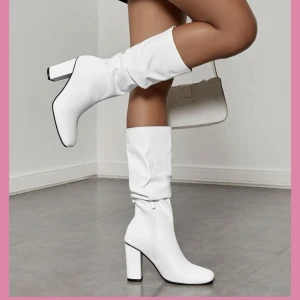 Vita klackar  - Vita klackar som är använd 1 gång till en halloween utklädnad, jättefint skick och kvalitet 😍 ( priset går att sänka vid snabb affär)