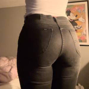 Ett par svarta mid waist jeans från Lee, väldigt bra skick endast använda 2ggr!! Passar dig som har storlek 34/36 på byxor SITTER PERFEKT PÅ MIG SOM ÄR 163CM LÅNG!!👌🏼👌🏼👌🏼