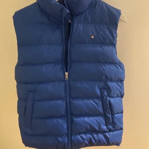 Gant väst - Ord pris 1800kr, sjukt bra skick och riktigt snygg, säljer den för att den är för liten.